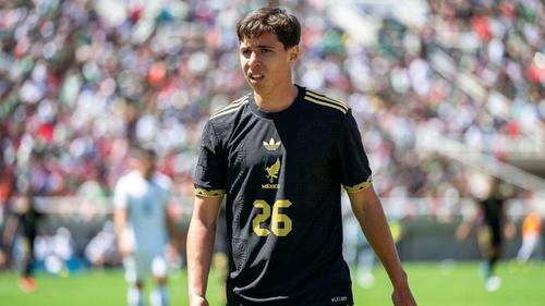 Ch&aacute;vez es hijo de Paulo C&eacute;sar "Til&oacute;n" Ch&aacute;vez, un exfutbolista que fue subcampe&oacute;n con las Chivas del Guadalajara en los a&ntilde;os 90.
