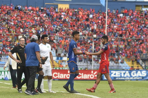 Momento en que ingres&oacute; por primera vez al campo en un partido oficial. Sustituy&oacute; a Rudy Barrientos y entr&oacute; a defender el arco rojo tras la expulsi&oacute;n de Nicholas Hagen. (Foto: Archivo)