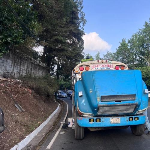 El bus extraurbano obstruye el paso en uno de los carriles. (Foto: Amilcar Montejo)