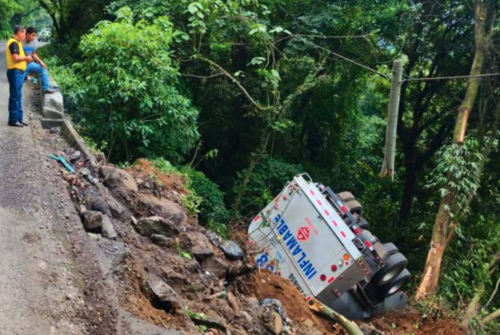 Durante el percance, el veh&iacute;culo derrib&oacute; un poste de electricidad. (Foto: Asonbomd)