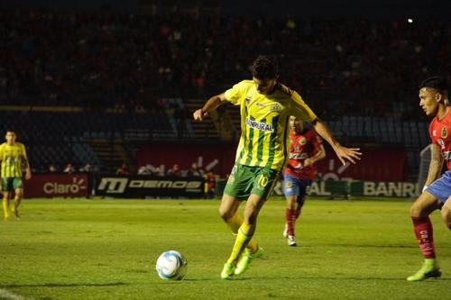 El segundo gran golpe fue caer en su segunda final ante Municipal en el Doroteo Guamuch Flores. (Foto: Archivo)