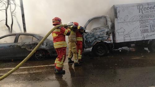 Varios veh&iacute;culos sufrieron da&ntilde;os materiales. (Foto: Bomberos Municipales)