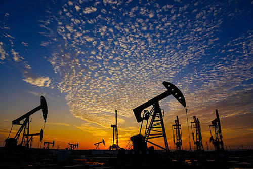 Los precios del petr&oacute;leo bajaron este mi&eacute;rcoles tras la esperanza de un acuerdo entre Estados Unidos e Ir&aacute;n, lo que llevar&iacute;a a que se reabra el estrecho de Ormuz. (Foto ilustratriva: iStock)