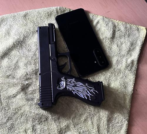 Se decomis&oacute; un arma de gas comprimido y un celular que presuntamente fue robado minutos antes. (Foto: PNC)