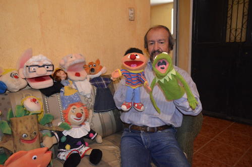 Ricardo Hidalgo B&uacute;caro con su grupo de t&iacute;teres "Los B&uacute;caros". (Foto: Jos&eacute; G&oacute;mez/Colaborador)