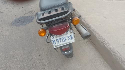 Una motocicleta qued&oacute; en el lugar de los hechos. (Foto: Bomberos Municipales)