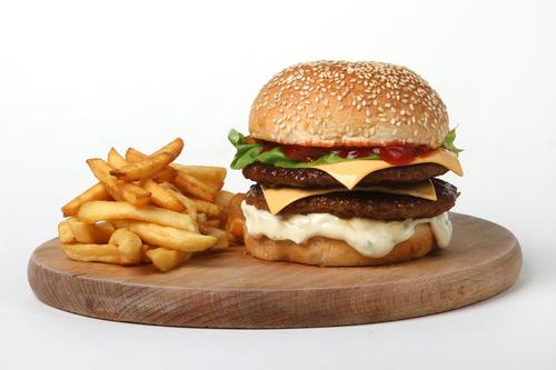 Las hamburguesas suelen acompa&ntilde;arse con papas u otras recetas. (Foto: Shutterstock)