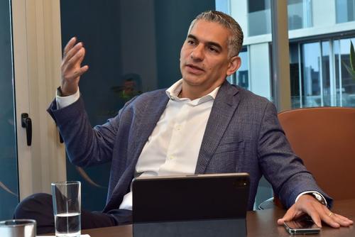 Gerardo Bonilla, socio y gerente McKinsey & Company Guatemala, llam&oacute; la atenci&oacute;n sobre que el valor de estas arenas est&aacute; concentrado en Estados Unidos y en China, pa&iacute;ses que tienen alrededor del 90% del mercado. (Foto: Estuardo Paredes / Soy502)
