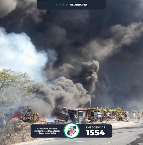 Negocios fueron alcanzados por las llamas. (Foto: Asonbomd)