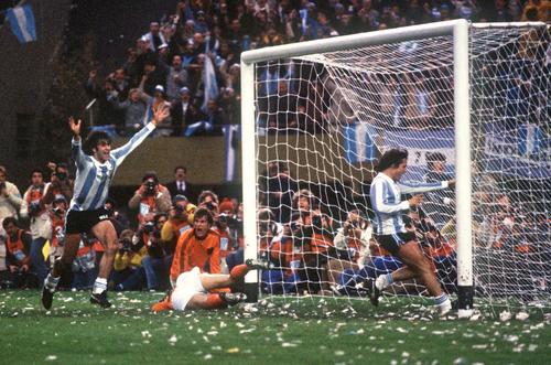 El mediocampista argentino Mario Kempes (izq.),  y el delantero Daniel Bertoni celebran frente a los defensores holandeses Wim Suurbier y Jan Poortvliet, el 25 de junio de 1978 en Buenos Aires. (Foto: AFP)