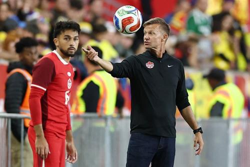 Jesse Marsch, hace un gesto a sus jugadores desde la banda durante el partido amistoso internacional de f&uacute;tbol entre Canad&aacute; y Colombia.