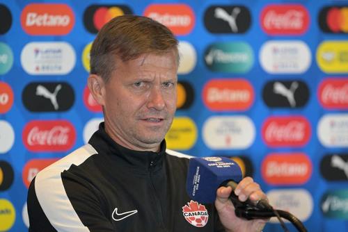 El entrenador estadounidense de Canad&aacute;, Jesse Marsch, habla durante una conferencia de prensa.
