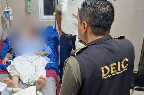 Agentes policiales custodian a los heridos en el hospital de Puerto Barrios. (Foto: PNC)