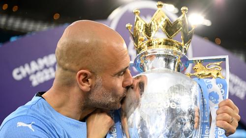 Pep Guardiola celebra con el trofeo de la Premier League despu&eacute;s de que su equipo terminara la temporada como campe&oacute;n de la Premier League el 2022. (Foto: Getty Images)