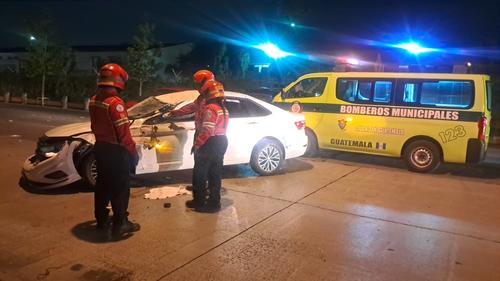 El conductor hab&iacute;a quedado atrapado entre los hierros retorcidos del autom&oacute;vil. (Foto: Bomberos Municipales)