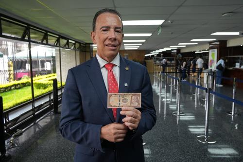 Banco de Guatemala, billete conmemorativo, billete Q100.00, &Aacute;lvaro G&oacute;nzalez Ricci, 02