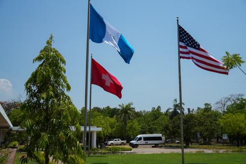La bandera estadounidense fue colocada en inmediaciones del proyecto minero ubicado en El Estor, Izabal, junto a la de Guatemala y Suiza.  (Foto: Wilder L&oacute;pez/Soy502)