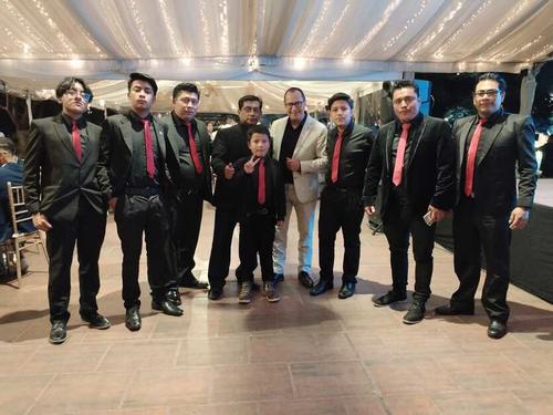 En esta foto Orquesta Xela Marimba aparece junto a "Chicho" Tzul Jr. de La Gran Manzana. (Foto: Cortes&iacute;a)