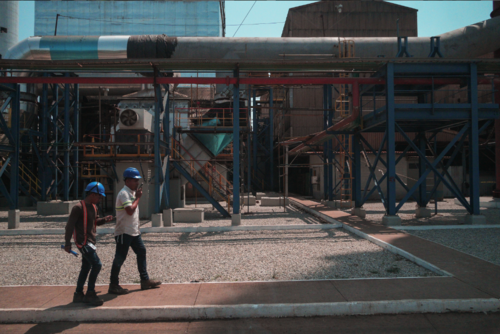 Personeros de la mina Fenix Nickel, durante un recorrido por la planta de procesamiento. (Foto: Wilder L&oacute;pez/Soy502)