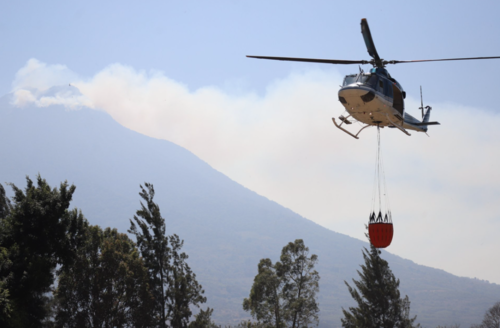 Por aire y tierra socorristas trabajan para sofocar los incendios. (Foto: Archivo)