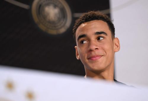 En 2021, tras una serie de charlas con Joachim L&ouml;w y jugadores hist&oacute;ricos del Bayern, Jamal Musiala opt&oacute; por representar a la selecci&oacute;n mayor de Alemania.