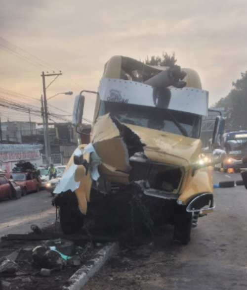La parte delantera del transporte qued&oacute; destruida. (Foto: PMT)