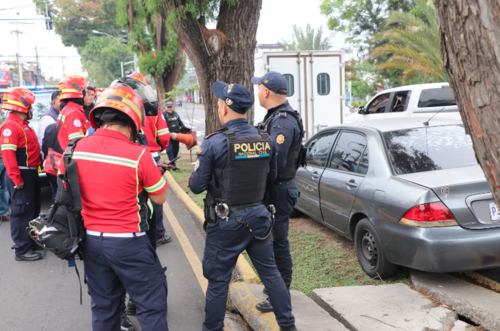 La mujer result&oacute; ilesa luego que le dispararan a su veh&iacute;culo en repetidas ocasiones. (Foto: Bomberos Municipales)