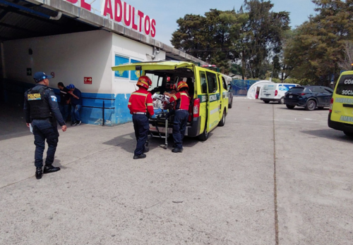El hombre fue trasladado al Hospital Roosevelt para que m&eacute;dicos le brindaran atenci&oacute;n especializada. (Foto: Bomberos Municipales).