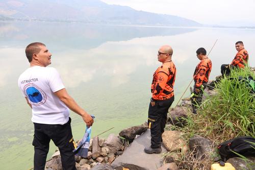 Por causas desconocidas un autom&oacute;vil cay&oacute; al lago de Amatitl&aacute;n. (Foto: Bomberos Voluntarios)