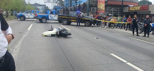 Un motorista falleci&oacute; en el lugar y en el lugar de los hechos ha quedado una pistola. (Foto: Cortes&iacute;a)
