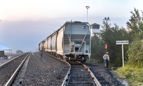 El carruaje en el que transportaban a la v&iacute;ctima mortal qued&oacute; atorado en las v&iacute;as f&eacute;rreas. (Foto: El Universal)