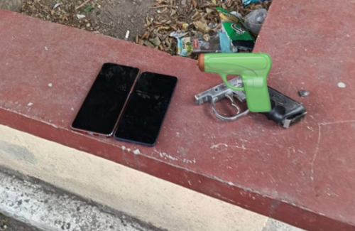 Tel&eacute;fonos celulares y un arma de aire comprimido fueron localizados tras la detenci&oacute;n. (Foto: Redes Sociales)