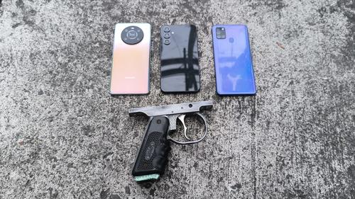 A los detenidos se les incautaron tres celulares que habr&iacute;an sido robados y un arma. (Foto: PNC)