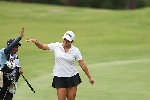 Momentos de algarab&iacute;a vivi&oacute; Sara Castrillo, junto a su caddie, en Alta Vista Golf & Tenis Club. (Foto: Asogolf)