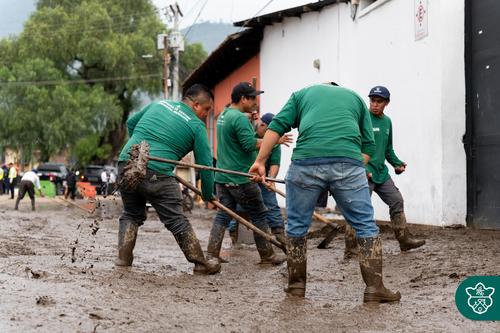 Personal municipal trabaja desde anoche para liberar los tramos obstaculizados. (Foto: Municipalidad de Antigua Guatemala)