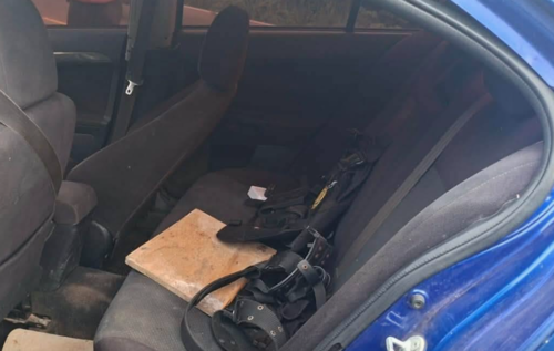 En el interior del veh&iacute;culo se localiz&oacute; una prenda con insignias de la Polic&iacute;a Nacional Civil. (Foto: RRSS)