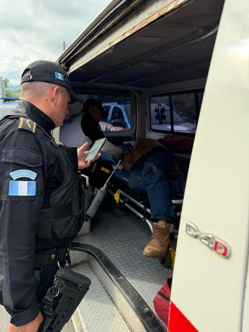 El capturado qued&oacute; bajo custodia policial durante su traslado y mientras permanec&iacute;a en el hospital. (Foto: CVB)