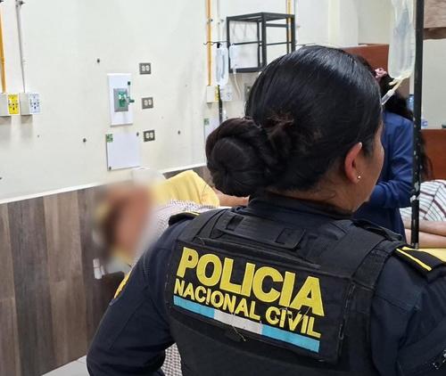 La mujer result&oacute; herida tras chocar con varios autos. (Foto: PNC)