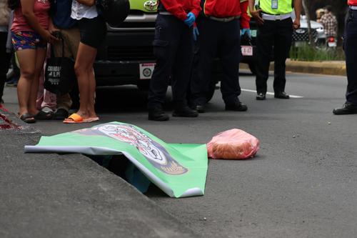 Una mujer muri&oacute; tras un ataque armado en zona 18. (Foto: Bomberos Municipales)