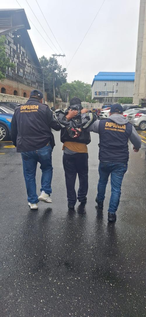 Durante el operativo fueron incautados tres tel&eacute;fonos celulares. (Foto: PNC)