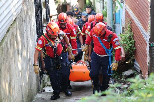 Tras llevar al hombre a la superficie, los bomberos lo trasladaron a un centro asistencial. (Foto: CMB)
