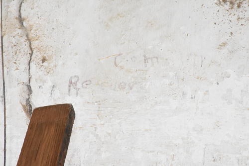 Dentro de la carpinter&iacute;a a&uacute;n hay algunos nombres de presos en la pared. (Foto: Juan Carlos Aquino)