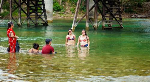 Las frescas aguas de Santa Rosa Chiquibul invitan a disfrutar de un momento de descanso. (Foto: Roberto Morales)