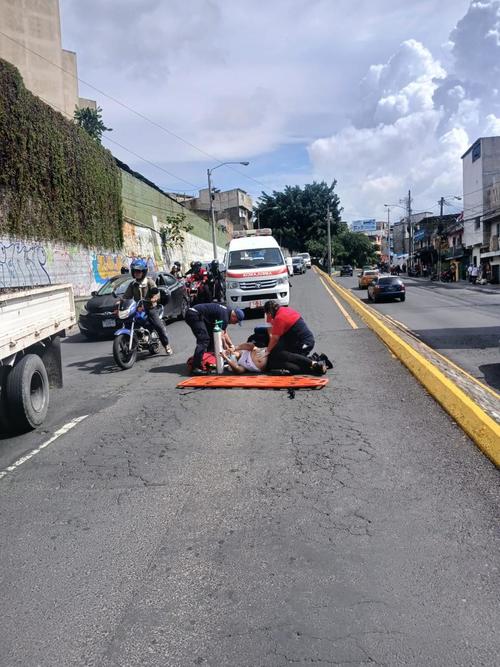 La mujer logr&oacute; ser estabilizada y trasladada a un centro asistencial. (Foto: Bomberos de Chinautla)
