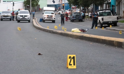 Los investigadores del Ministerio P&uacute;blico realizaron el peritaje de la escena. (Foto: Oscar Rivas)