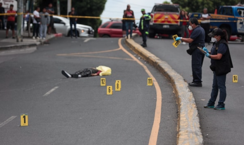 Los peritos del Ministerio P&uacute;blico pudieron encontrar varias evidencias bal&iacute;sticas en la escena. (Foto: Oscar Rivas)