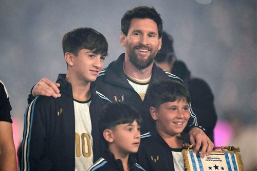 Seg&uacute;n dijo Messi, su familia fue clave para defender cada a&ntilde;o a la Albiceleste. (Foto: AFP)