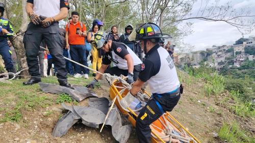 As&iacute; rescataron a la conductora que cay&oacute; al barranco. (Foto: CVB)