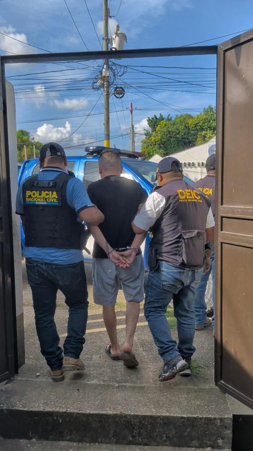 El hombre fue detenido con dos armas, municiones y cargadores. (Foto: PNC)