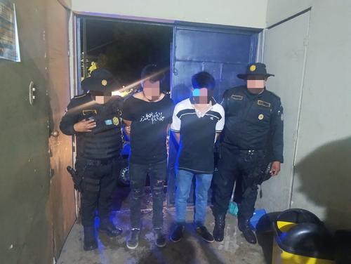 Dos hermanos fueron capturados tras evadir un ret&eacute;n policial. (Foto: PNC) 